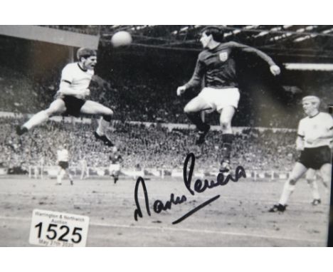 Martin Peters signed 1966 World Cup Final photograph, 28 x 21 cm, with COA from Chaucer Auctions. P&amp;P Group 2 (£18+VAT fo