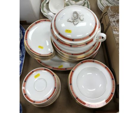 A Royal Worcester Beaufort pattern part dinner service circa 1981 comprising tureen and cover, seven bowls, seven dinner plat