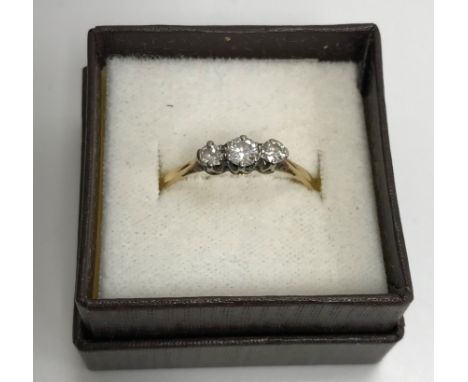 An 18 carat gold three stone diamond dress ring, UK ring size S, 2.2 g total