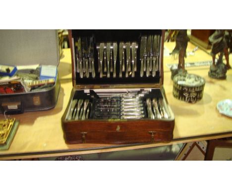 Vintage oak canteen of cutlery (12 place setting)