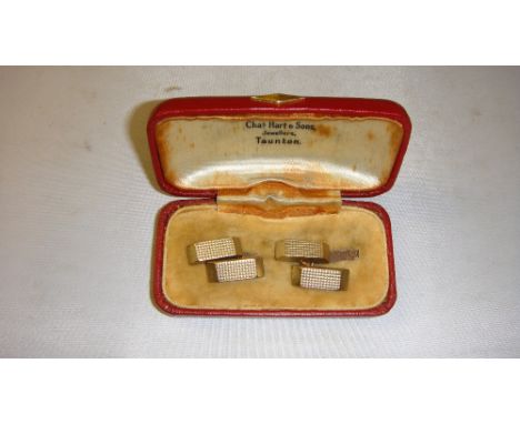 Pair of gents 9ct gold cufflinks with diamond cut pattern decoration Birm 1964 Nathan Brothers 20 g in presentation case 