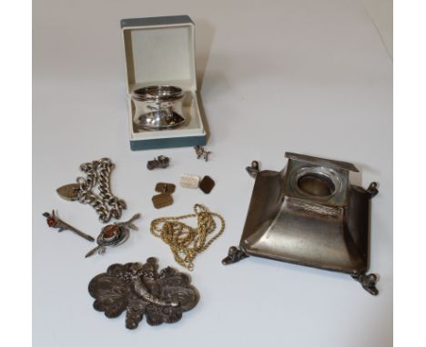 A selection of silver and white metal jewellery items to include brooches, a curb chain, charms, a napkin ring, a chain (at f