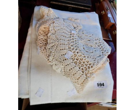 A small quantity of textiles comprising two damask tablecloths, crocheted tray cloths, etc.