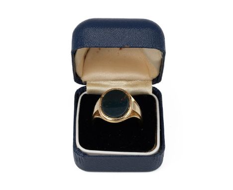 18ct gold hallmarked gents bloodstone ring size Y. Gross 10.32 grams; est net 9.5g