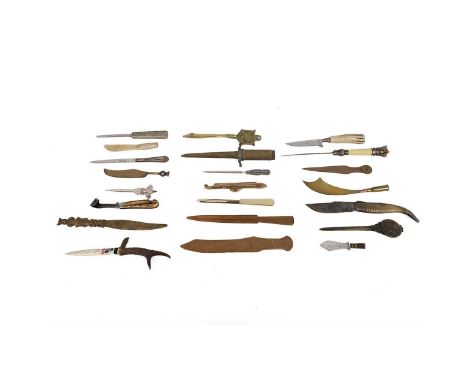 Quantity of antique and vintage letter openers in various materials (19), together with two vintage penknives and a small bro