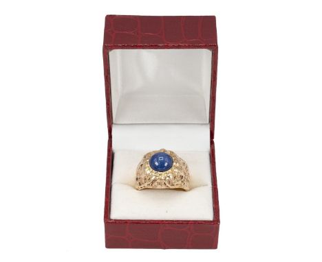 14 ct gold tested ring set with a faux star sapphire with bark style pattern weight 14.4 grams size O