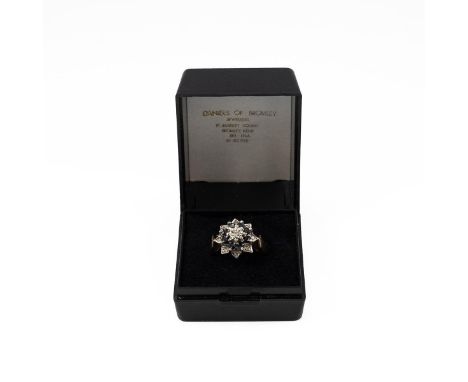 9ct gold hallamarked gem set star shaped cluster ring weight 3.9 grams, size N.