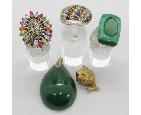 Group of jewellery comprising a novelty 9ct fish charm, 1.8g, a pear shaped cabochon malachite pendant with 9ct bale, a silve
