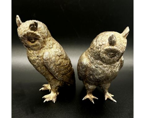 A pair of silver owls, London 925 1999, maker B S E Products, 8cm high. 