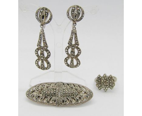 Group of Art Deco silver marcasite jewellery comprising a dress clip, a ring and a pair of 835 silver drop earrings (4) 