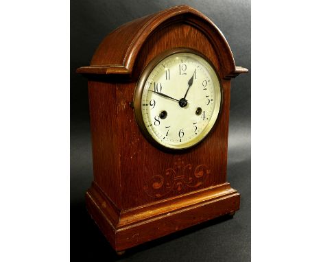 Edwardian oak lancet shaped mantle clock, the case with marquetry inlay, with eight day striking movement, with pendulum 