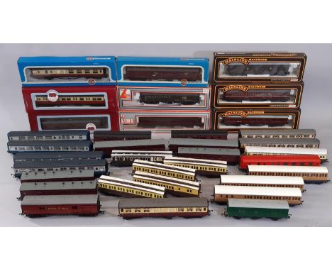 00 gauge model railway coaches by Triang, Airfix, Lima, Mainline etc including 9 with boxes, 3 unboxed 'teak' coaches by Graf