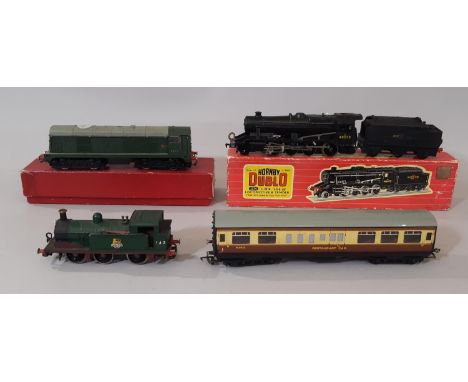 Three 00 gauge locomotives by Hornby Dublo comprising 2224 Class 8F 2-8-0 48073 in BR black, a 2230 Class 20 No D8017 in BR g