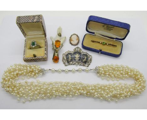 Small group of jewellery to include an Edwardian 9ct peridot and seed pearl bar brooch, a Siam silver niello brooch depicting