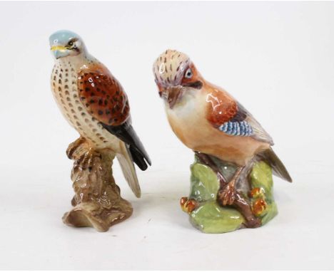 A Beswick model of a bird of prey, 2316, height 17.5cm, together with a Royal Worcester model of a jay, height 16cmBlue head 