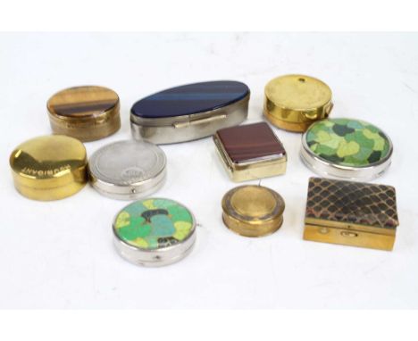 A small collection of assorted patch and pill boxes, to include agate examples 