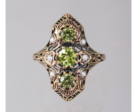 A 9CT GOLD THREE STONE PERIDOT AND PEARL SET RING.