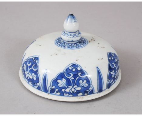 A CHINESE KANGXI BLUE AND WHITE VASE COVER. 10cms diameter.