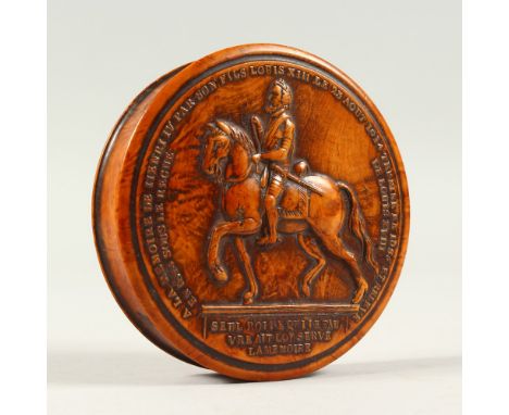 A LOUIS XIII CARVED WOOD CIRCULAR SNUFF BOX, with portrait lid. 8.5cms diameter.