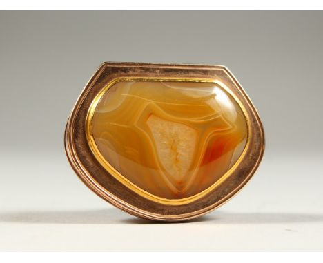 A VERY GOOD GOLD AND AGATE SNUFF BOX.