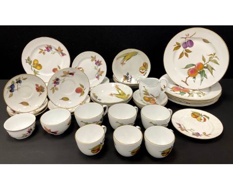 A Royal Worcester Evesham pattern part dinner set, inc. bowls, dinner and side plates, jug, etc.