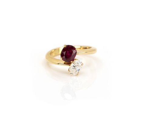 Damenring mit Rubin-Diamantbesatz750 Gelbgold, punziert, Diamant im Ovalschliff, ca. 0,50 ct, H, vs, oval facettierter Rubin,