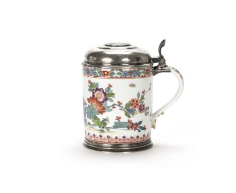 Meissen Walzenkrug mit Chinoiserie-DekorMeissen, um 1730, Porzellan, weiß, glasiert, zylindrisch, mit eingezogenem Lippenrand