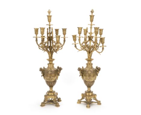 Paar klassizistische KerzenständerJoseph-François Joindy (1832-1906), Frankreich, jeweils fein gearbeitetes Messing, 7-flammi