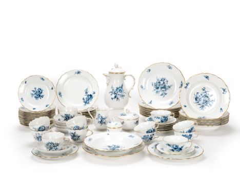 Meissen Service 'Deutsche blaue Blume und Insekten'62-tlg., Meissen, 19. und 20. Jh., Porzellan, weiß, blau bemalt, gold staf