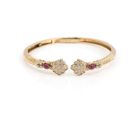 Armreif mit Brillant-Rubinbesatz750 Gelbgold, geprüft, 44 Diamanten im Brillantschliff, gesamt ca. 0,88 ct, G-H, vvs-vs, 2 Ru