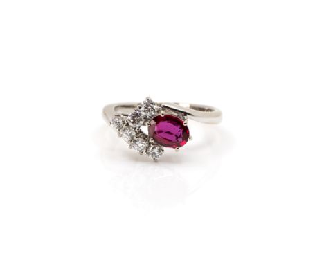Damenring mit Brillant-Rubinbesatz750 Weißgold, geprüft, 6 Diamanten im Brillantschliff, gesamt ca. 0,48 ct, F-G, vvs, zentra