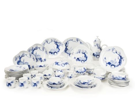 Meissen Kaffee- und Speiseservice 'Blaue Orchidee auf Ast'59-tlg., Meissen, 1980er Jahre, Entwurf Ludwig Zepner, Dekorentwurf