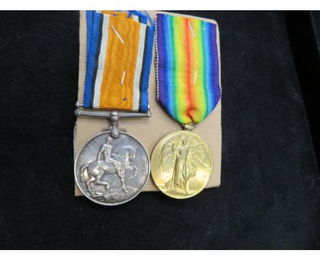 2 WWI medals named (266261 PTE . W . F . PEARCE . R . WAR . R)