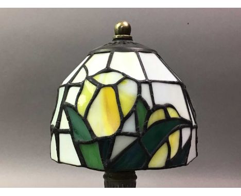 MODERN TIFFANY STYLE TABLE LAMP with simulated glass shade Overall good condition with no major noticeable damage or signs of