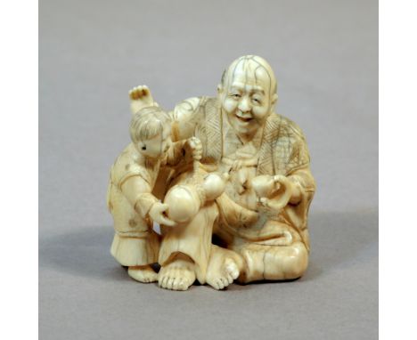 A 19th century Japanese netsuke okimono from Meiji period. Not signed. In carved elephant ivory portraying an elder man drink