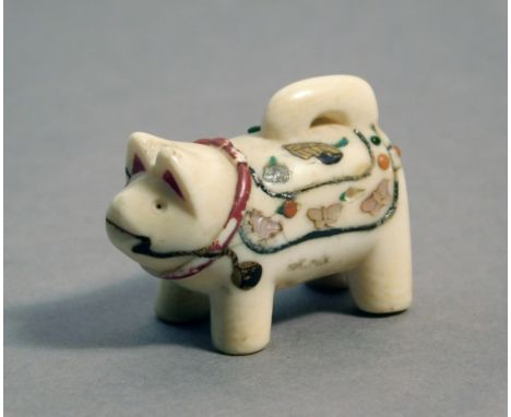 A 19th century Japanese netsuke from Meiji period. Not signed. In carved elephant ivory portraying astanding dog with Shibaya