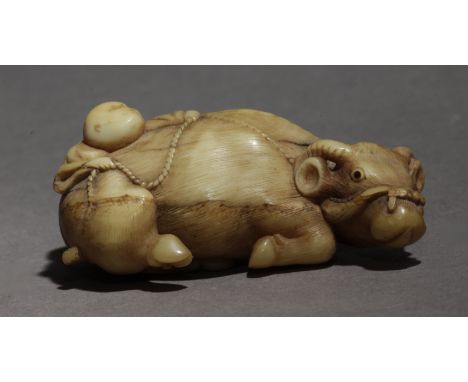 A late 18th century Japanese netsuke from Edo period. Signed on the base. In carved stag horn with lacquered eyes portraying 