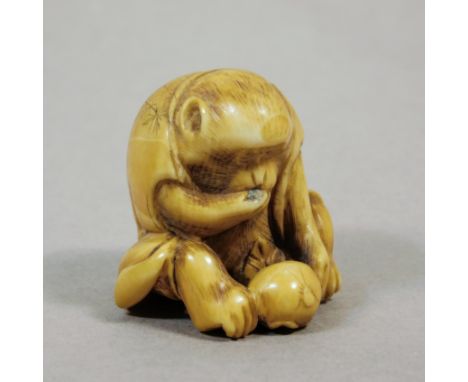 A 19th century Japanese netsuke from Meiji period. Not signed. In carved elephant ivory portraying a monkey sat on the floor 