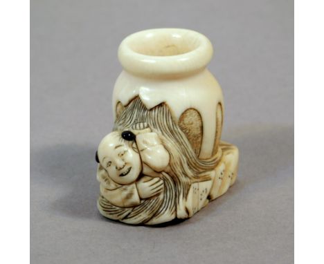 A 19th century Japanese netsuke from Meiji period. Not signed. In carved elephant ivory portraying a Karako with horn buns pu