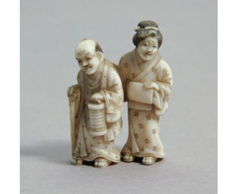 A 19th century Japanese netsuke from Meiji period. Not signed. In carved elephant ivory portraying a pair of characters from 