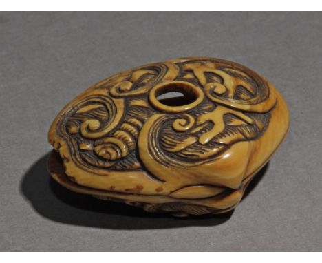 An 18th century manju from Edo period. In carved elephant ivory portraying a clam carved and decorated with shells, molluscs 