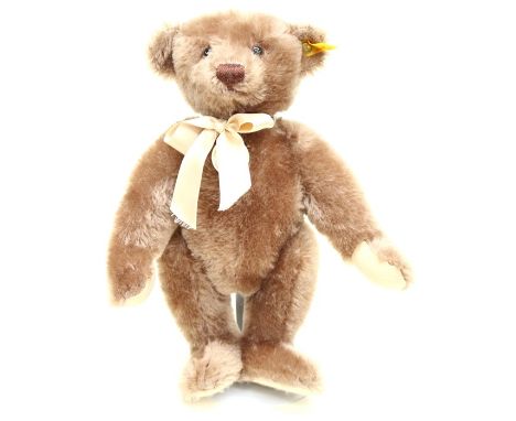 Steiff: A Steiff 1906 Classic Teddy Bear, 654794, mohair, with working growler, button in ear, 32cm.