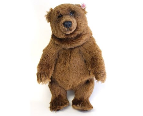 Steiff: A Steiff North American Last Frontier Kodiak Grizzly Bear, with carry bag, EAN667008, limited edition, white tag.