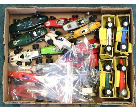 Scalextric: A collection of assorted vintage Scalextric and Airfix slot cars. (one box)