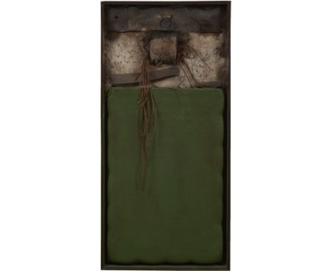 Dahmen, Karl Fred -- "Chiemgau-Legende VIII"Objektkasten mit Lederriemen, Haar, Eisenkette und Filz. 1973.98,3 x 47,3 x 6,5 c