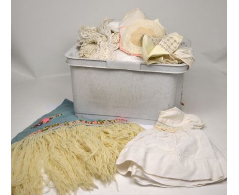 A quantity of vintage linen and lace.