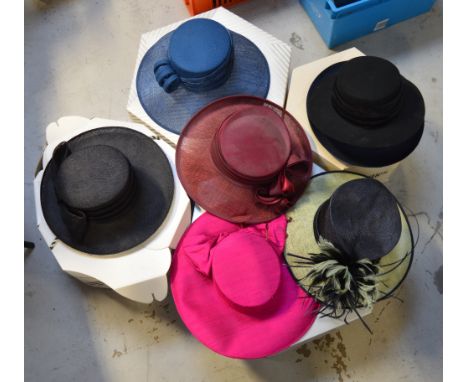 A quantity of ladies' vintage hats in original boxes.