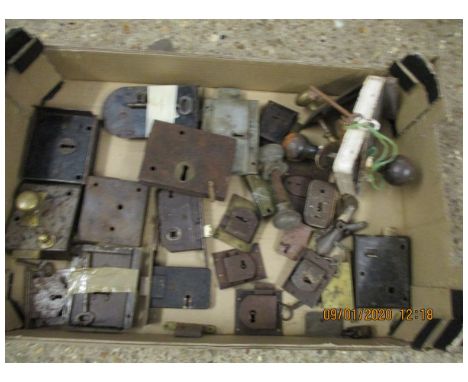 BOX CONTAINING MIXED VINTAGE LOCKS, HANDLES ETC  
