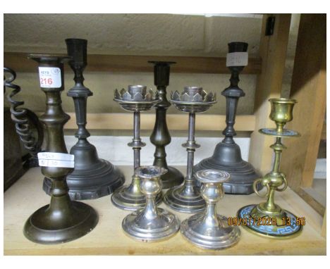 MIXED LOT OF BRASS CANDLESTICKS, FURTHER ENAMEL CANDLESTICKS, A PAIR OF SILVER SQUAT CANDLESTICKS ETC  