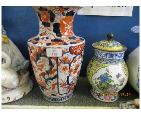 DECORATIVE IMARI VASE AND A MODERN ENAMEL PAINTED LIDDED VASE (2)  